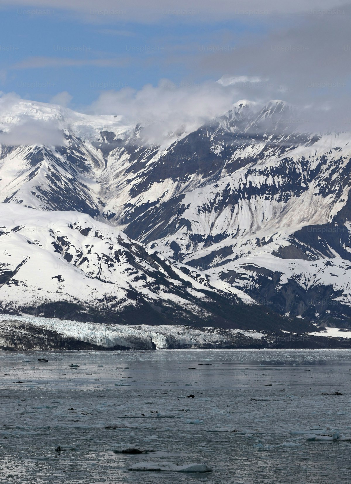 Glacier massif descendant vers la mer en Alaska