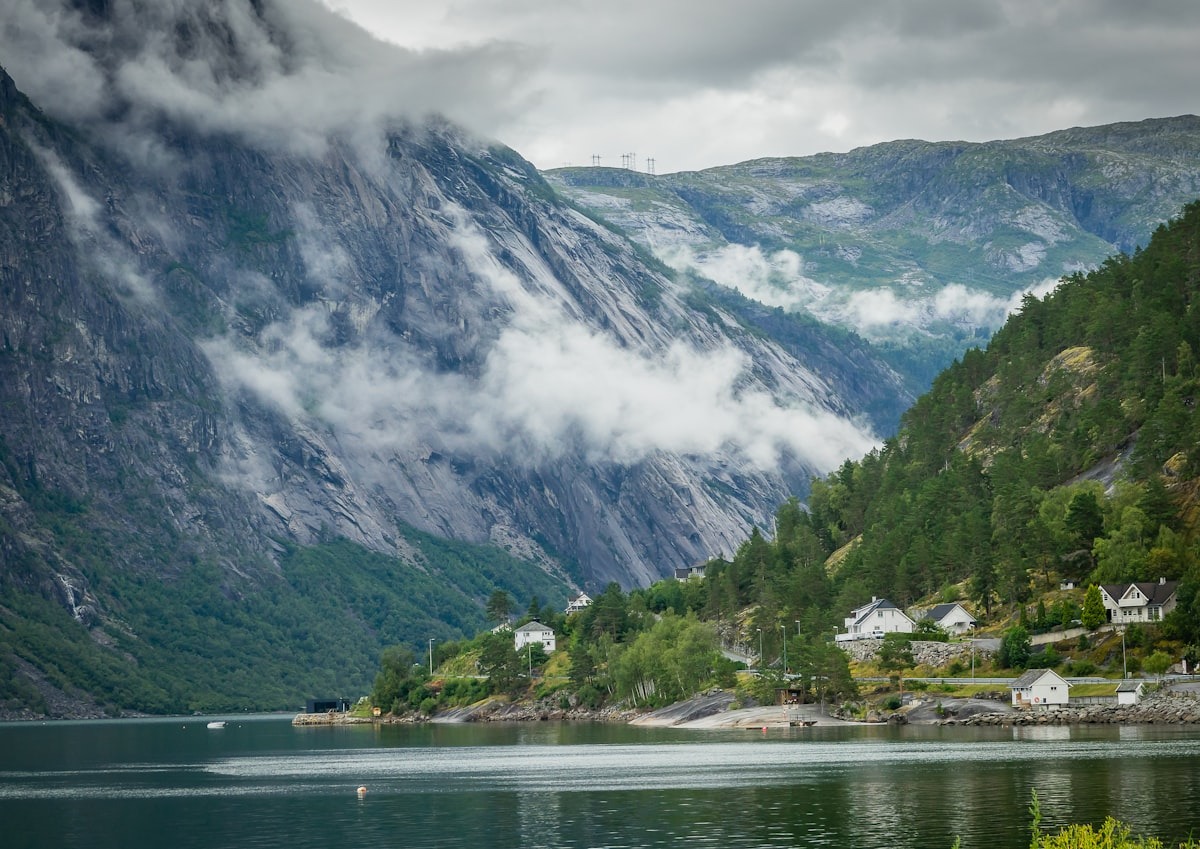 Fjord norvégien avec eaux turquoise et montagnes enneigées
