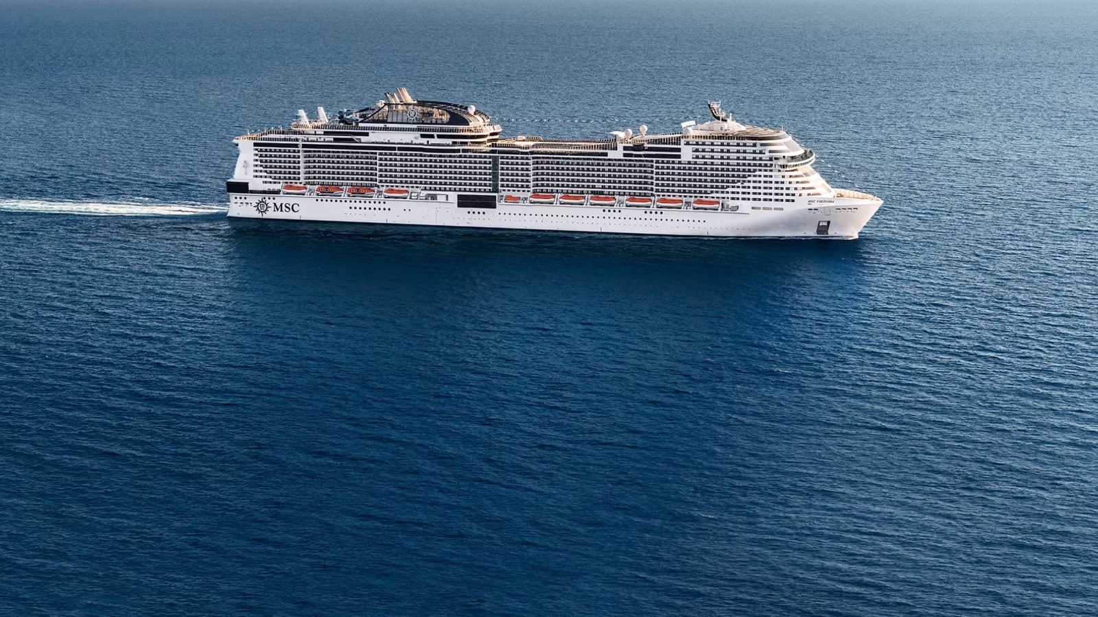 MSC Virtuosa en navigation, navire de croisière MSC Croisières