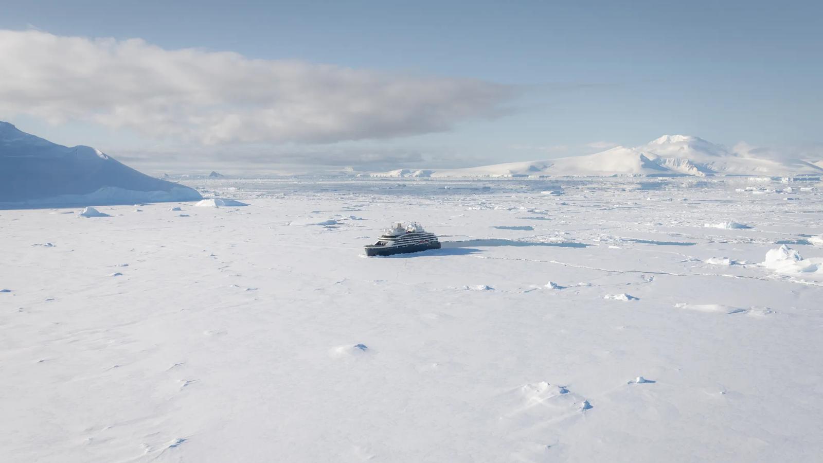 Le Commandant Charcot, navire d'exploration polaire Ponant, dans les glaces