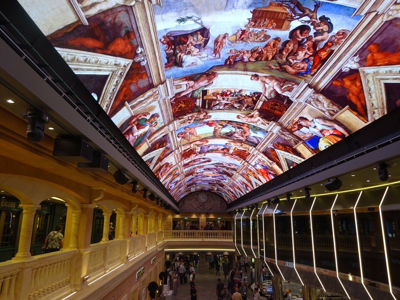 Plafond LED de la Galleria Meraviglia à bord du MSC Meraviglia