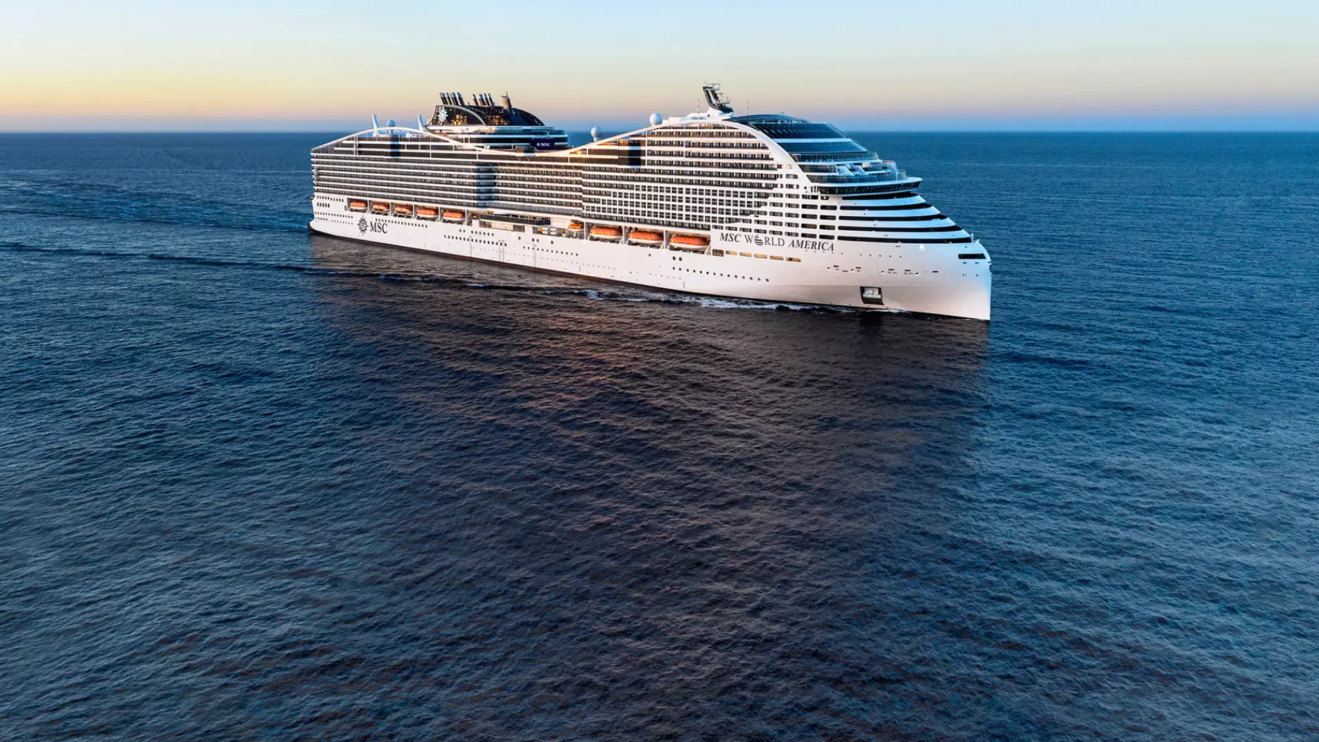 MSC World America au crépuscule, dernier né de la classe World de MSC Croisières